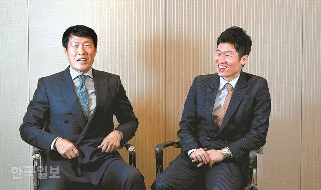 웨스틴조선호텔에서 밝은 표정으로 대담을 나누는 두 사람. 서재훈 기자