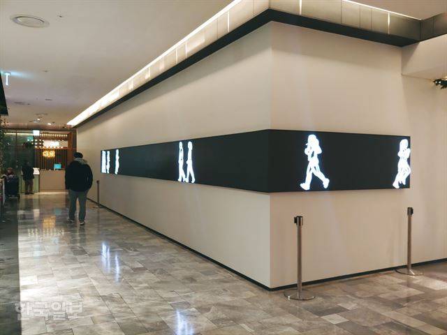 31일 현대백화점면세점 무역센터점 10층에 마련된 '미디어 월'. 면세점 측은 “디지털 특화 공간을 마련해 기존 면세점과 차별화된 재미와 경험을 제공하겠다”고 밝혔다.