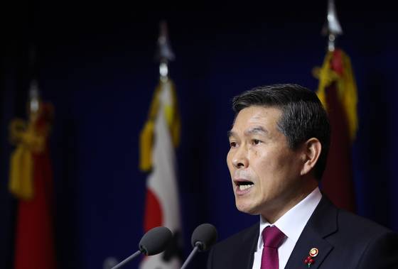 (서울=뉴스1) 오대일 기자 = 정경두 국방부장관이 20일 오후 서울 용산구 국방부 브리핑룸에서 2019년 국방부 업무보고 결과 브리핑을 하고 있다. 국방부는 이날 '국민과 함께 평화를 만드는 강한 국방'이라는 주제로 대통령 업무보고를 진행했다. 2018.12.20/뉴스1  <저작권자 © 뉴스1코리아, 무단전재 및 재배포 금지>