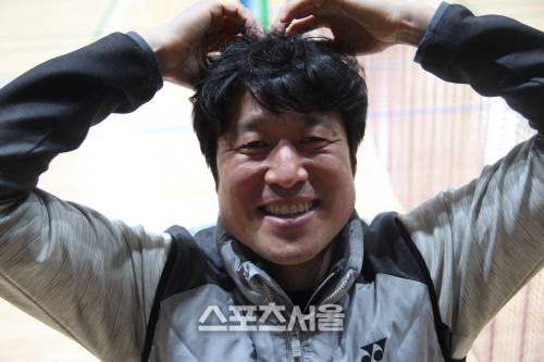 한국 배드민턴 전설 하태권 요넥스 감독이 스포츠서울과 인터뷰를 마친 뒤 머리 위로 하트를 그리고 있다. 이용수기자 purin@soprtsseoul.com