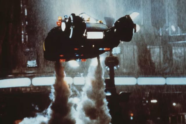 영화 '블레이드 러너'에서 주인공 데커드가 타고 다니는 스피너란 날아다니는 자동차. (사진=워너브러더스)
