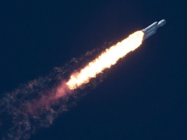 스페이스X는 인터넷 위성을 싣고 팰컨 헤비9 로켓을 성공적으로 발사했다. (사진=유튜브 캡쳐)