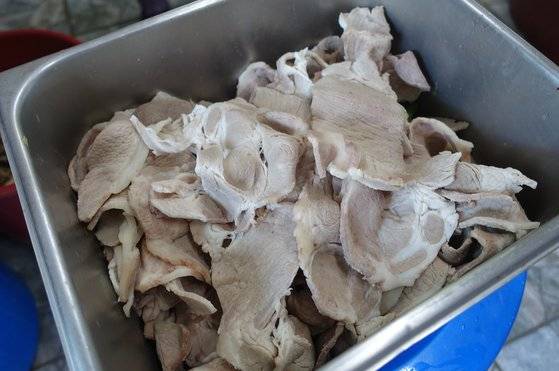 돼지고기김치에 들어갈 목살. 얇고 넓적하게 포를 떠서 끓는 물에 살짝 익혔다.