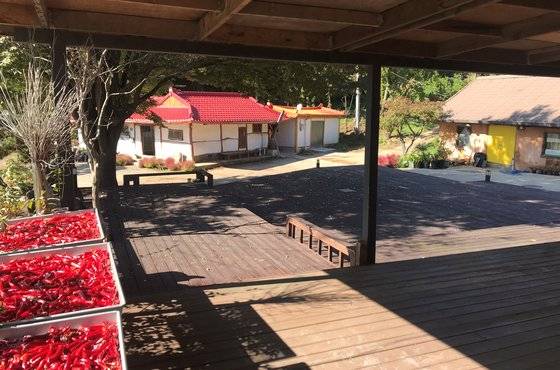 댓골재 양조장 갤러리에서 본 이계송 화백의 옛집과 양잠실을 개조한 양조장(오른쪽). 옛집에서 전승된 전어김치는 2015년 슬로푸드 국제본부 ‘맛의 방주’ 목록에 올랐다.