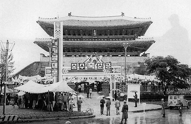 1963년 숭례문. 1961년부터 2년간 해체 보수를 해 1954년 사진보다 반듯한 모습이다.[중앙포토]