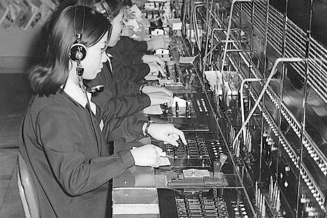 1960년대 전화교환원. 초창기 자석식 전화기는 송신자와 수신자를 연결해주는 전화교환원이 필요했다.[중앙포토]