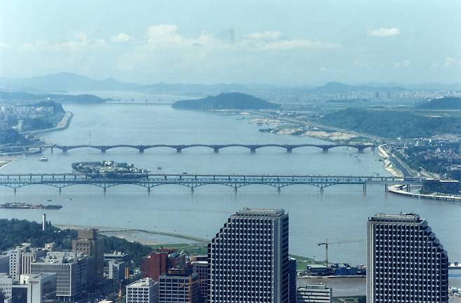 한강의 기적을 일군 1970-80년대가 지나고 1995년 대한민국은 1인당 국민소득 1만 달러를 달성했다. 사진은 1995년 한강 모습. 오른쪽 위에 강변북로 일산방향의 공사가 한창이다. [중앙포토]