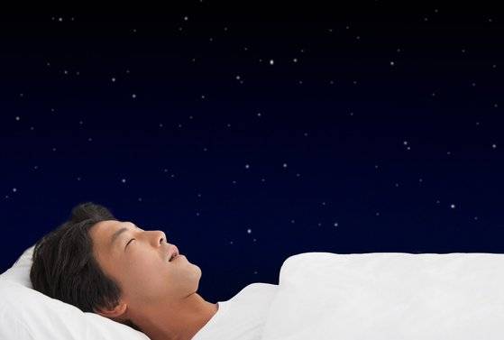 밤에도 실내온도가 28℃ 이상 지속하는 열대야에는 체온이 내려가지 않으며, 습도가 높으면 땀도 증발하지 않기 때문에 체온은 더욱 떨어지기 어렵다. [중앙포토]