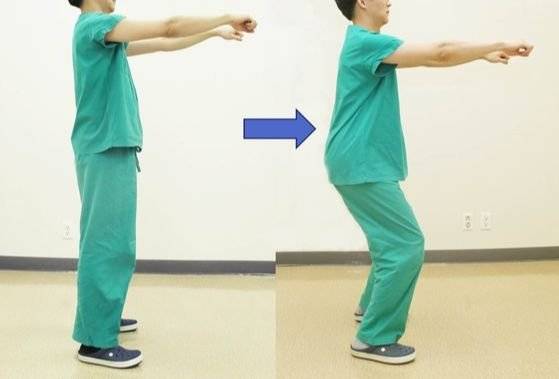 다리 전체 근육을 키우는 효과적인 운동인 스쿼트. ① 다리 폭을 어깨보다 넓게 선 상태에서 발끝을 30도 정도 바깥쪽으로 향한 자세로 선다. ② 5초에 걸쳐 천천히 쭈그렸다가 5초에 걸쳐 천천히 일어선다. 이때 무릎이 발끝보다 나오지 않도록 주의해야 한다. ③ 1세트에 10-15회, 하루 3세트 정도 무릎에 부담이 가지 않는 범위에서 꾸준하게 운동한다. [중앙포토]