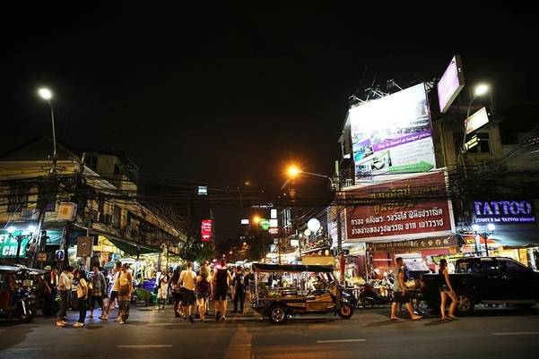 밤이 되면 카오산 로드의 매력은 극에 달한다. 색색의 전구에 불이 들어오면 야시장이자, 클럽 골목이자, 카페촌이 된다./사진 변종모