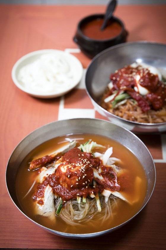 내호냉면은 밀면을 처음 개발한 집이다. 앞에 물밀면이 있고, 뒤에 비빔냉면이 있다.