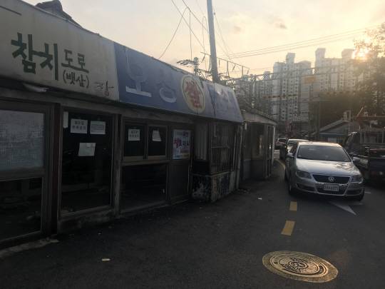 백빈건널목 근처에는 지금은 문을 닫은 쌀집을 비롯해 도심 같지 않은 풍경이 펼쳐진다.