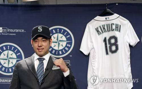 시애틀 18번 기쿠치 (시애틀 AP=연합뉴스) 일본인 투수 기쿠치 유세이가 4일(한국시간) 미국 워싱턴주 시애틀의 T-모바일 파크에서 열린 미국프로야구 시애틀 매리너스 입단 기자회견에서 기념 촬영을 하고 있다.