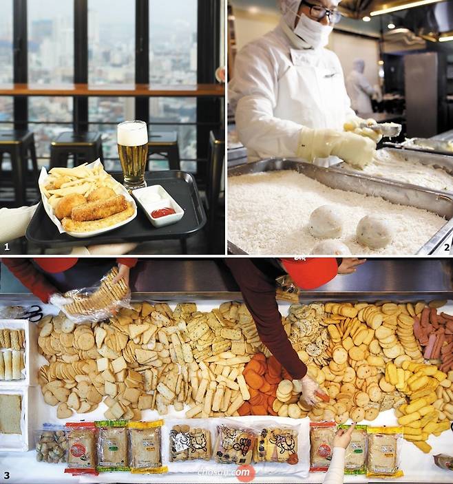 1 어묵과 맥주의 신선한 조합을 즐길 수 있는 '영진어묵＆공감카페'의 '어맥세트'. 2 수제로 만드는 '어묵 고로케'는 삼진어묵이 개발한 최고 히트 상품이다. 3 부산 최대의 어묵 시장인 부평깡통시장 어묵 골목에선 다양한 어묵을 맛보고 구입할 수 있다. 범표어묵 부평점의 쇼케이스를 가득 채우고 있는 20여종의 어묵들./양수열 영상미디어 기자