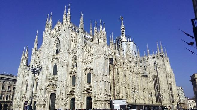 얼짱 각도에서 찍은 밀라노 대성당의 전면. 애프스 부근에 세운 첨탑의 꼭대기에는 4.16m 높이의 금빛 마돈나상이 서있다