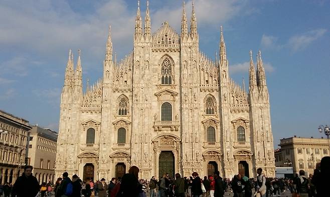 저물어가는 햇빛을 받아 붉은 빛으로 변해가는 밀라노 대성당의 파사드