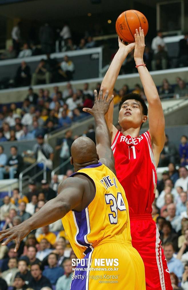 ▲ 오닐의 말대로 오닐과 야오밍은 서로가 서로를 막기 힘든 기량을 갖고 있었다. 전혀 다른 플레이 스타일로 상대 골밑을 지배했다.