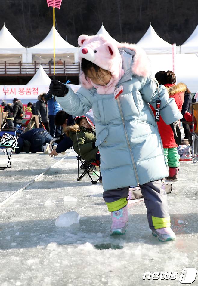 2019화천산천어축제 개막 이틀째인 6일 강원 화천군 축제장을 찾은 한 어린이가 얼음낚시를 하고있다.2019.1.6/뉴스1 © News1 홍성우 기자