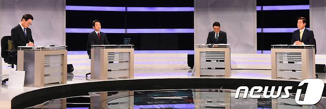 지난해 5월29일 오후 서울시 영등포구 KBS 스튜디오에서 열린 KBS 초청 2018 지방선거 경기도지사 후보 토론회 시작 전 후보들이 준비를 하고 있다. 가장 왼쪽이 당시 이재명 더불어민주당 후보. 2018.5.29/뉴스1 © News1 사진공동취재단