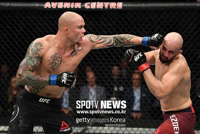 ▲ 앤서니 스미스(왼쪽)는 볼칸 우즈데미르에게 짜릿한 역전승을 거두고 라이트헤비급으로 월장한 선택이 탁월했음을 증명했다.