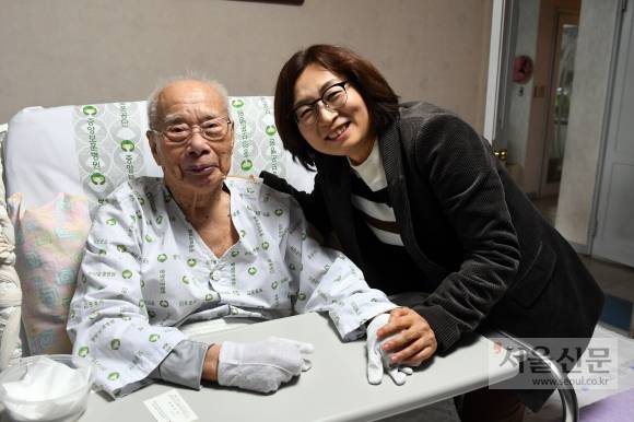 은수미 성남시장이 7일 관내에 거주하는 김 전 회장의 자택을 찾은 은 시장은 손을 맞잡고 안부를 물으며 건강을 살폈다.2019.01.07. 성남시 제공.