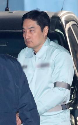 수의 차림의 강용석 변호사가 9일 자신의 항소심 재판에 출석하기 위해 서울중앙지법 법정으로 이동하고 있다. /뉴시스