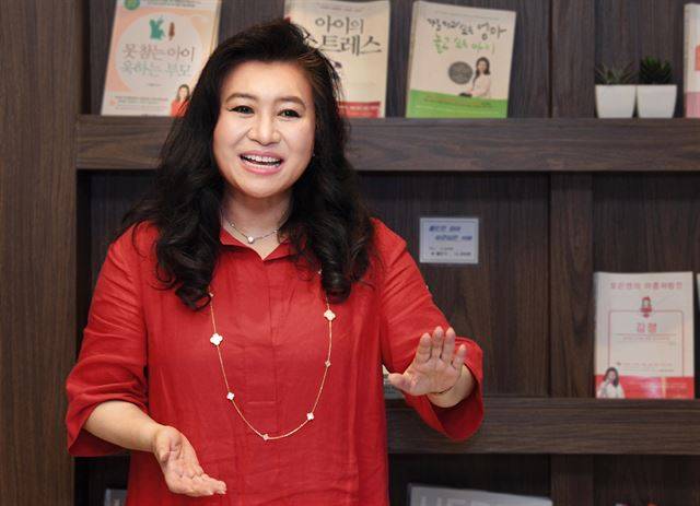 TV 프로그램 ‘우리 아이가 달라졌어요’로 이른바 ‘국민 육아 멘토’가 된 소아청소년정신과 전문의 오은영 박사. 전남 목포에서 특강을 마치고 달려온 그를 5월 23일 저녁 서울 삼성동 ‘오은영 아카데미’에서 만났다. 오대근 기자