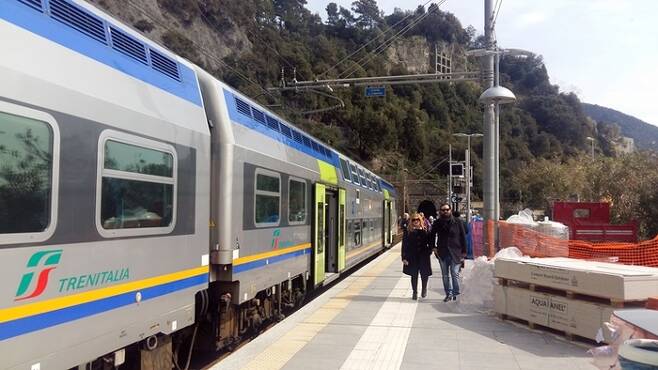 라 스페치아 기차역. 대도시에서 도착한 시외열차가 정차하고 있다.