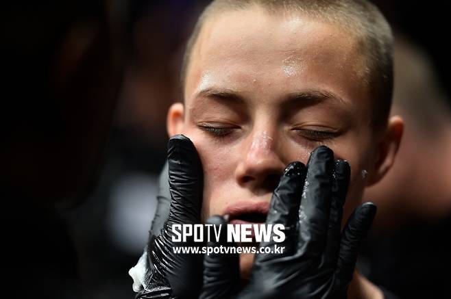 ▲ 이제 짧은 스포츠머리는 로즈 나마유나스의 상징이 됐다.