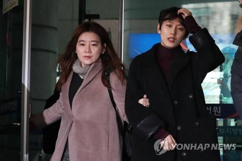 법정 나오는 양예원-이은의 변호사 (서울=연합뉴스) 강민지 기자 = '비공개 촬영회'를 폭로한 유튜버 양예원(오른쪽), 이은의 변호사가 구속기소된 촬영자 모집책 최모씨(46)의 선고공판이 열린 9일 오전 서울 마포구 서부지법을 나서고 있다.  mjkang@yna.co.kr