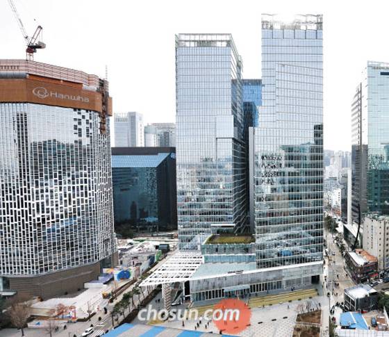 서울 을지로와 청계천 일대에 신축 오피스 빌딩이 잇따라 들어서고 대기업과 스타트업이 이전하고 있다. 사진은 지난 9일 미래에셋센터원(오른쪽)과 리모델링 중인 한화 빌딩(왼쪽) 등을 포함하는 업무 지구 전경. /김연정 객원기자