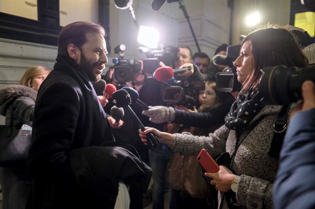 2014년 5월 사망자 네 명을 낳은 ‘브뤼셀 유대인 박물관 총기 난사 사건’ 용의자인 프랑스인 메흐디 네무슈(33)에 대한 재판이 오는 10일 열릴 예정인 가운데, 그의 변호인(왼쪽)이 지난 7일 벨기에 브뤼셀 법원 앞에서 취재진 질문에 답하고 있다. 네무슈는 프랑스 교도소 생활 중 극단주의에 물들어 시리아로 건너가 테러단체에서 활동하다 유럽으로 돌아온 지하디스트(이슬람 성전주의자)다. 브뤼셀=EPA 연합뉴스