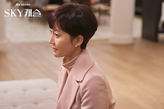 한서진이 착용한 진주 스터드귀걸이. [사진 SKY캐슬 홈페이지]
