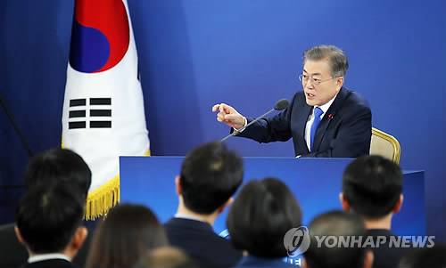 문 대통령 '열띤 답변' (서울=연합뉴스) 배재만 기자 = 10일 오전 청와대 영빈관에서 열린 2019년 문재인 대통령 신년 기자회견에서 취재진의 질문에 답하고 있다. 2019.1.10 scoop@yna.co.kr