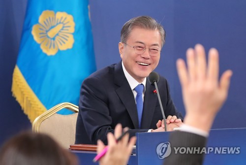 '질문권'을 얻기 위한 공세에 미소짓는 문 대통령 (서울=연합뉴스) 황광모 기자 = 문재인 대통령이 10일 오전 청와대 영빈관에서 열린 2019년 신년 기자회견에서 취재진이 질문권을 얻기 위해 서로 손을 들자 미소짓고 있다. 2019.1.10 hkmpooh@yna.co.kr