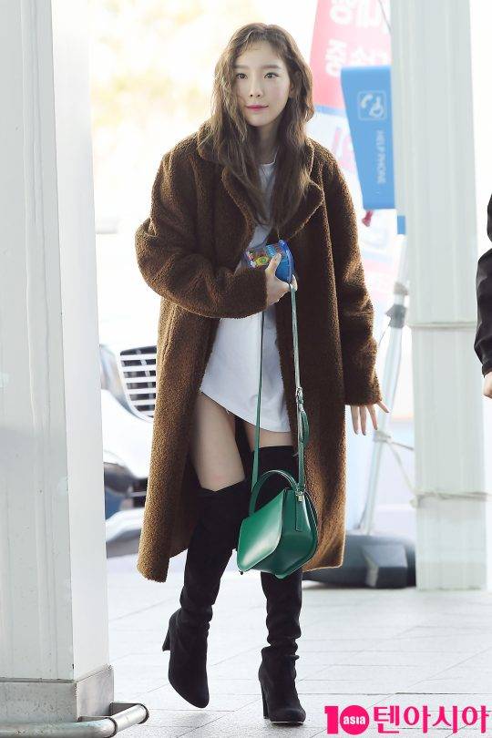 소녀시대 태연이 해외 일정 참석 차 11일 오후 인천국제공항을 통해 싱가폴로 출국하고 있다.