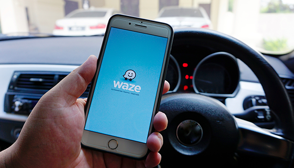 ⓒGoogle 갈무리 미국의 한 운전자가 ‘웨이즈’를 스마트폰에서 실행하고 있다.