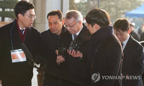대답 없는 양승태 (서울=연합뉴스) 김도훈 기자 = 사법행정권 남용 의혹을 받는 양승태 전 대법원장이 11일 오전 서울 서초구 서울중앙지검으로 검찰 조사를 받기 위해 출석, 취재진 질문에 아무 말 없이 건물로 들어서고 있다. 2019.1.11 superdoo82@yna.co.kr