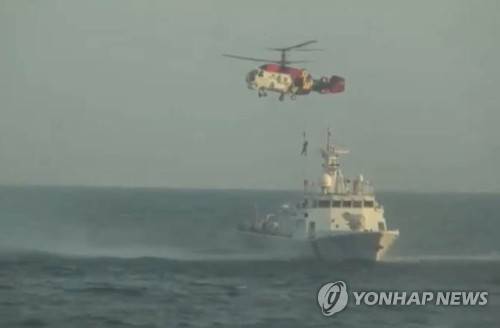 해경, 생존자 헬기로 이송 (통영=연합뉴스) 11일 오전 5시께 경남 통영시 욕지도 남쪽 약 80㎞ 해상에서 여수 선적 9.77t급 낚시어선 무적호가 전복. 통영해경이 생존자를 헬기에서 선박으로 옮기고 있다. [통영해경 제공] image@yna.co.kr