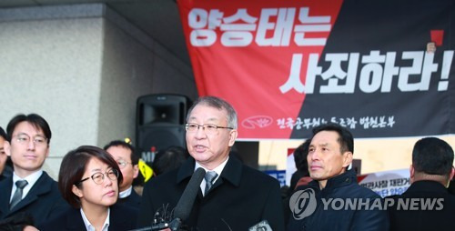 변호사 대동하고 (서울=연합뉴스) 홍해인 기자 = 양승태 전 대법원장이 11일 오전 서울 서초구 서초동 대법원 앞에서 사법행정권 남용 의혹 관련 피의자 신분으로 검찰에 출석하기 전 입장을 밝히고 있다. 양 전 대법원장 왼편으로 변호인으로 선임된 최정숙, 김병성 변호사가 양 전 대법원장의 입장 발표에 귀기울이고 있다.  hihong@yna.co.kr