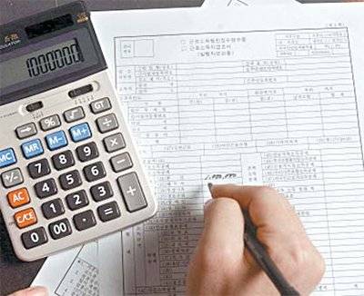 ‘13월 월급’ 연말정산 시즌이 왔다. 연말정산은 영어로 year-end tax settlement, 연말정산으로 돌려받는 세금을 tax rebate라고 한다. [중앙포토]