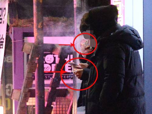 지난 9일 오전 1시쯤 서울 동작구 노량진동 한 상가 입구에서 흡연자들이 담배를 피우고 있었다.