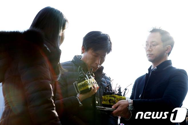 해외연수 도중 가이드를 폭행해 상해혐의로 입건된 박종철 예천군의원이 11일 오후 경찰 조사를 받기 위해 경북 예천경찰서에 도착해 취재진의 질문에 답하고 있다. 2019.1.11/뉴스1 © News1 피재윤 기자