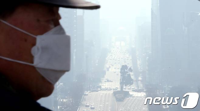 수도권에 미세먼지 저감조치가 시행된 13일 서울 도심이 뿌옇게 보이고 있다. 국립환경과학원은 이날 미세먼지, 초미세먼지 농도는 경기남부·세종·충북이 '매우 나쁨', 서울·인천·경기북부·강원영서·대전·충남·호남권·대구·경북이 '나쁨' 수준을 보일 것으로 예상했다. 2019.1.13/뉴스1 © News1 박정호 기자