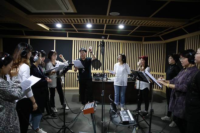 정윤경 음악감독과 민중가수들이 김호철 헌정음반을 녹음하고 있다. 박성훈 작가 제공