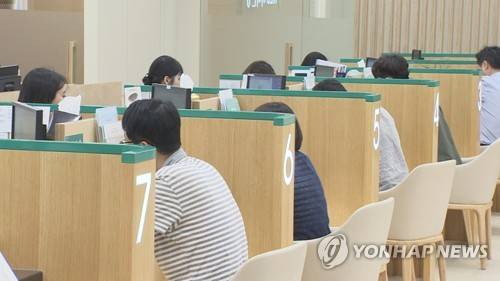 예금 중 가계 비중 사상최저…부동산에 쏠려 [연합뉴스TV 제공]