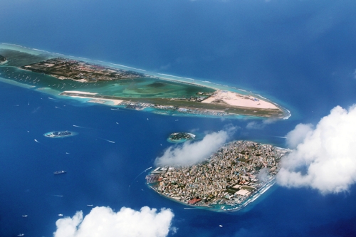 몰디브 수도 말레 섬(아래)과 공항 섬 [사진/조보희 기자]