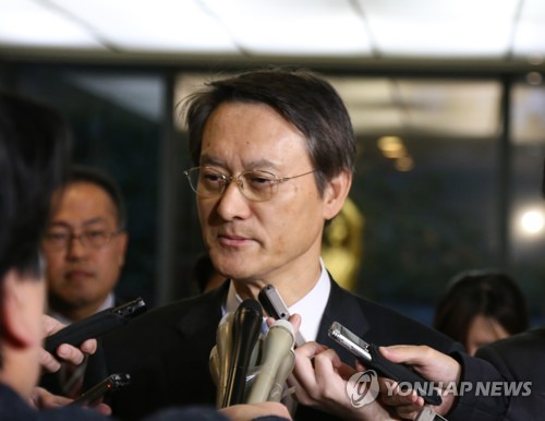 일본, 자산압류 항의 한국대사 초치…질문 답하는 이수훈 대사 (도쿄=연합뉴스) 김병규 특파원 = 이수훈 주일 한국대사가 한국 법원이 신일철주금에 대한 자산압류를 승인한 것과 관련해 9일 일본 정부의 초치를 받고 외무성에 들어와 기자들의 질문에 답하고 있다. 2019.1.9 bkkim@yna.co.kr