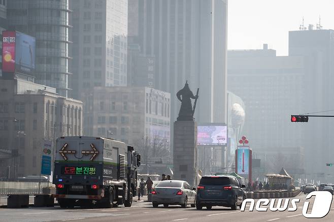 수도권에 미세먼지 저감조치가 시행된 13일 서울 광화문 세종대로에서 먼지흡입 청소차가 먼지 저감 작업을 하고 있다. 국립환경과학원은 이날 미세먼지, 초미세먼지 농도는 경기남부·세종·충북이 '매우나쁨', 서울·인천·경기북부·강원영서·대전·충남·호남권·대구·경북이 '나쁨'수준을 보일 것으로 예상했다. 2019.1.13/뉴스1 © News1 유승관 기자