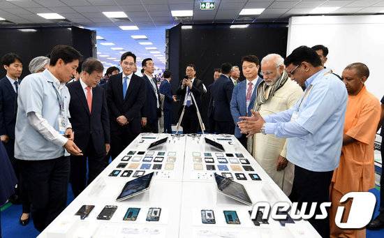 문재인 대통령과 나렌드라 모디 인도 총리, 이재용 삼성전자 부회장이 지난해 7월9일(현지시간) 뉴델리 인근 노이다 공단에서 개최된 삼성전자 신공장 준공식에 참석해 생산제품을 둘러보고 있다. 2018.7.9로이터/뉴스1 © News1 박세연 기자